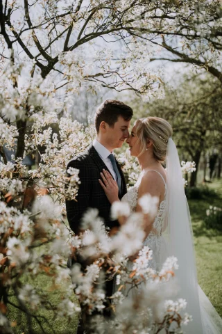 🌸 Blossom season is here 🌸
🌿 Charley & Ross are pictured by @ayellephoto