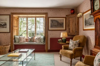 🌿 Signing off for the Easter weekend with a peek at the beautiful Farmhouse sitting room. 
✨ Perfect for lounging, chatting, night caps and more.