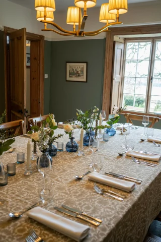 🌿 Welcome suppers in the Farmhouse. There's no better way to kickstart your wedding weekend. 
🍴 Speak to @rossandrossevents about their private chef experience for relaxed dining at it's finest. 
📷 @jodiecooling_brandphotography
🖋 @invitingwritinguk
🍽 @chippingnortoneventhire