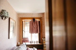 🌿 Wedding morning perks 🌿
🥂 At Crockwell, you'll find special spaces for everyone to prepare for the day ahead. 
✨ From the beautifully designed Farmhouse to the bridal prep room with abundant natural light and the honeymoon cottage for those final moments and first looks, you'll spend the morning in stunning surroundings. 
📷 Claire and Mark are pictured by the brilliant @amaragracephotography
